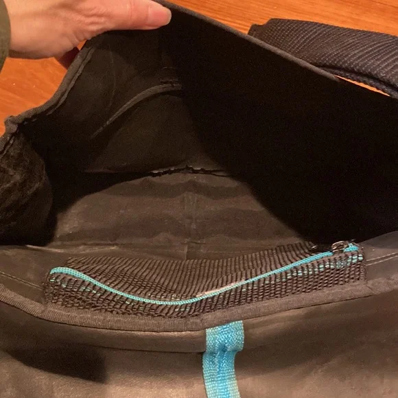 RE3 (recycle-renew-reuse) Rubber Tire Tube Messanger Bag Black/Turquoise - Picture 9 of 14